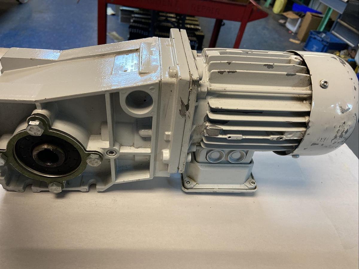 Lenze,GKR04-2MHAR-063-C42,Gearmotor 0.60Hp 230/480VAC