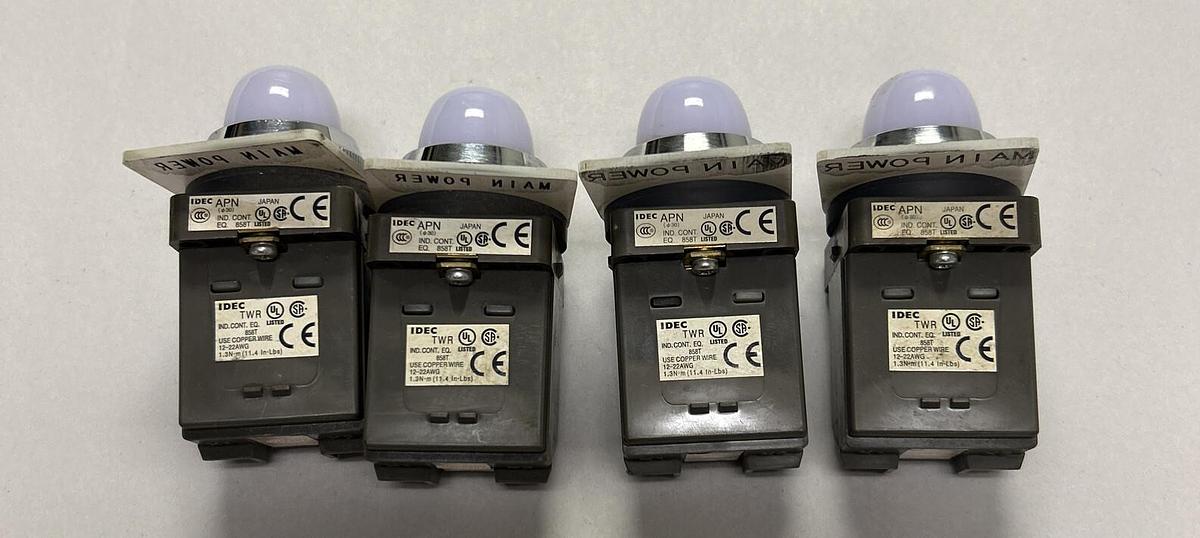 Used IDEC,12-22AWG,INDICATOR LIGHTS LOT OF 4