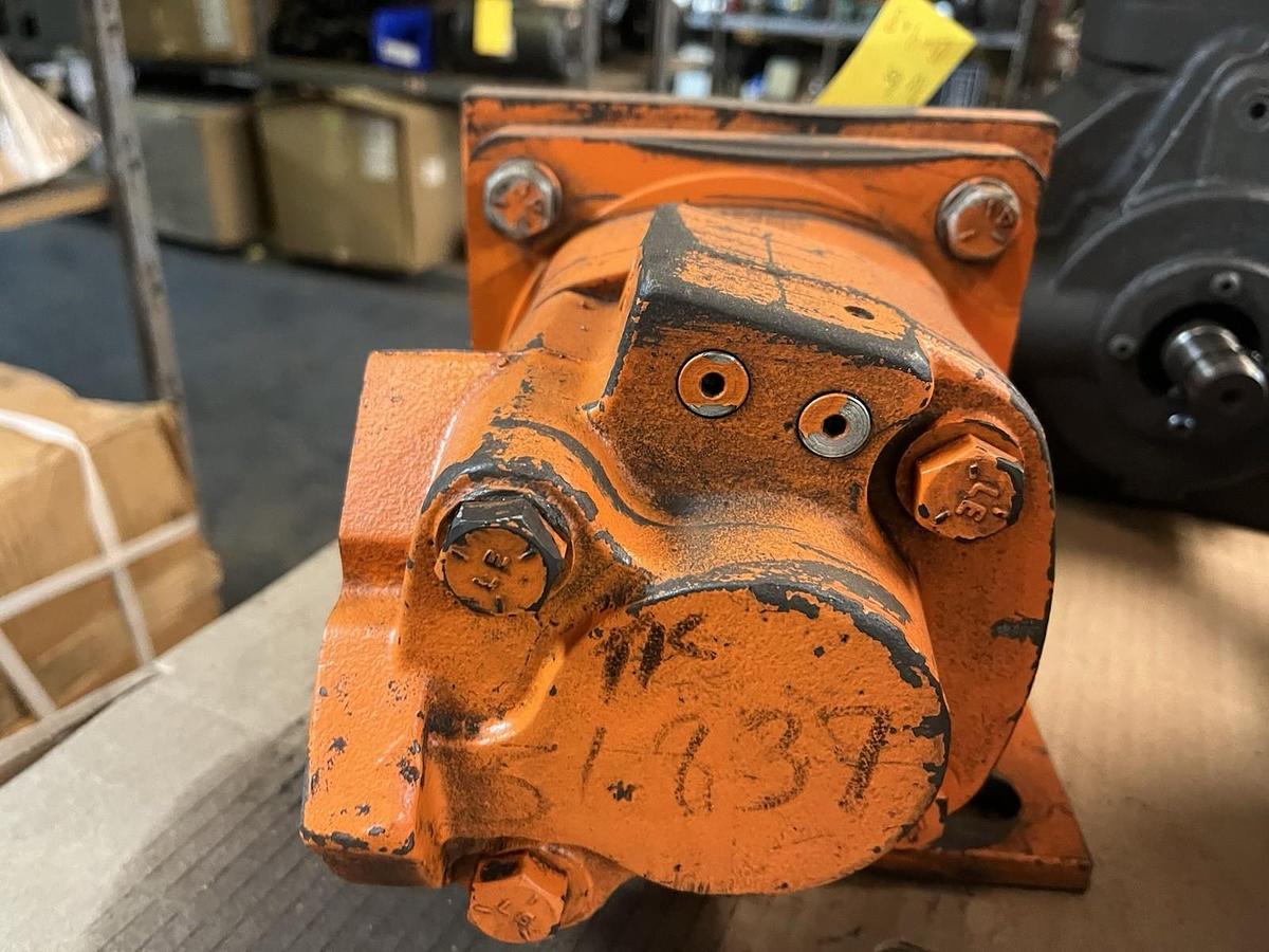 Used CHAR LYNN,113-1072-005,HYDRAULIC MOTOR