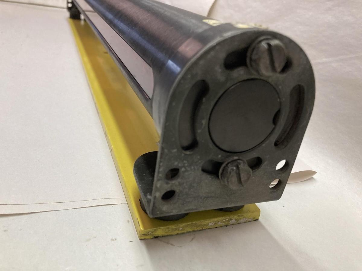 Used Banner,Model MGE2416A,Light Curtain Emitter