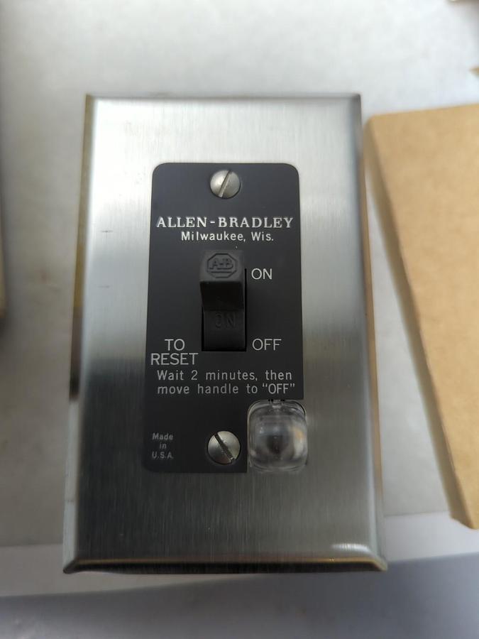 ALLEN-BRADLEY,600-TQX216,MANUAL STARTING SWITCH 1-POLE WITH NEON PILOT LIGHT NOS