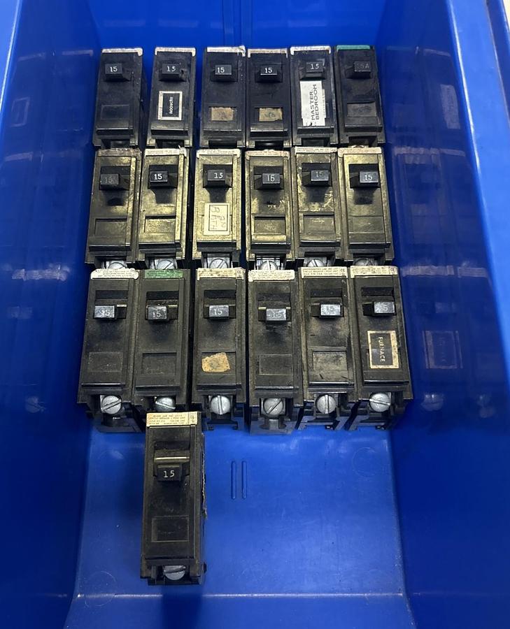 Used MURRAY,MP115,CIRCUIT BREAKER 15A 120/240V 1P LOT OF 19