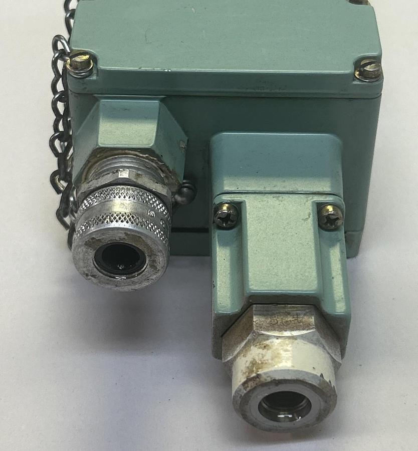 Used BARKSDALE,3AG11T-15C-01SW,SOLID STATE PRESSURE SWITCH