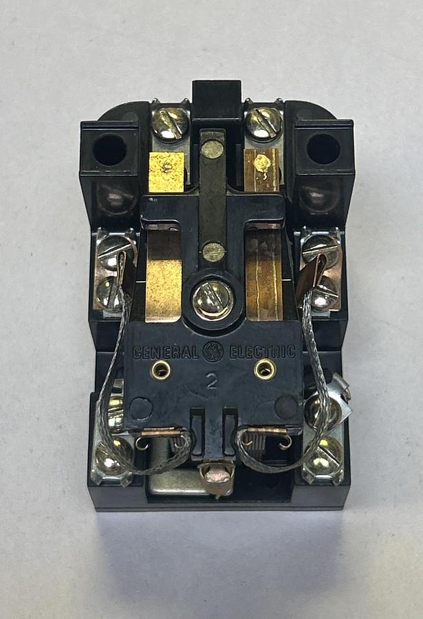 Used GENERAL ELECTRIC,CR2790E100J25,GENERAL PURPOSE RELAY 10A 300V