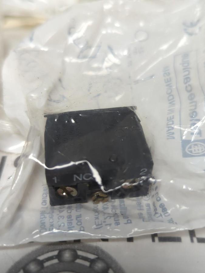 TELEMECANIQUE,ZB2BE102,CONTACT BLOCK LOT OF 9