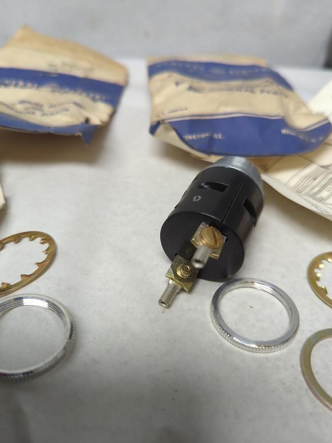 GENERAL ELECTRIC,CR103HD1,INDICATING LIGHT SOCKET 1 INCH DIAM 125V LOT OF 2 NOS