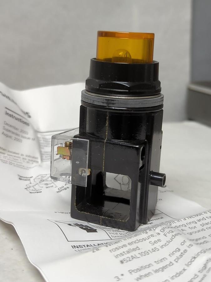 SIEMENS,52PY4E9,PILOT LIGHT AMBER NEMA 4X 120V AC/DC NOS