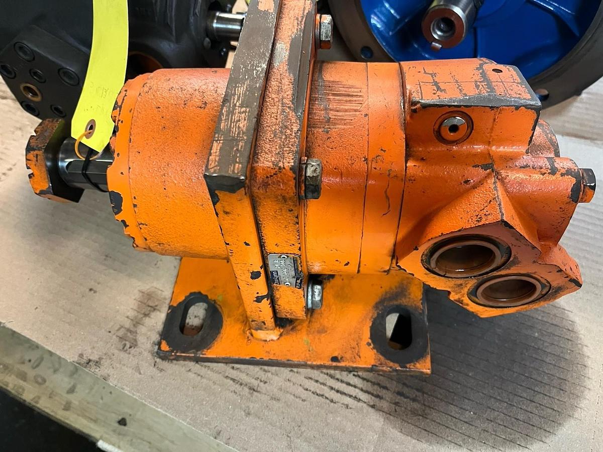 Used CHAR LYNN,113-1072-005,HYDRAULIC MOTOR