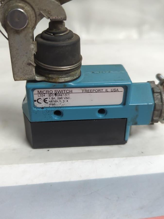 Used MICRO SWITCH,BZE6-2RN2,LIMIT SWITCH PRE-OWNED
