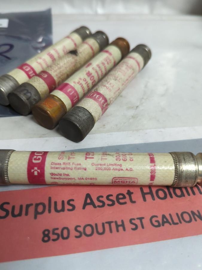 Used GOULD SHAWMUT,TRS30R,TRI-ONIC 30 AMP FUSE LOT OF 5 PRE-OWNED