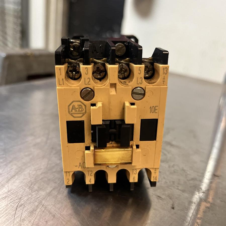 Used ALLEN BRADLEY,100-A09ND3,CONTACTOR 9A 3P 120V COIL