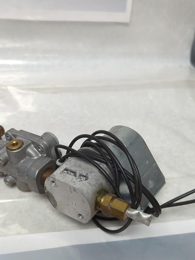 Used HONEYWELL,V4046C-1047,MAGNETIC GAS VALVE ASSEMBLY 1/4 INCH 10PSI PRE-OWNED