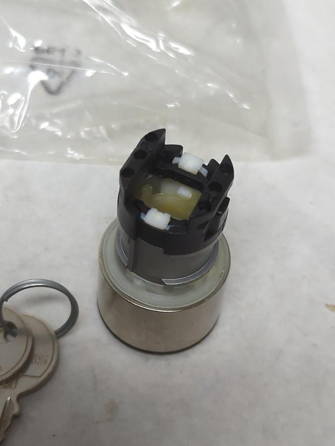 SIEMENS,3SB3 500-4BD01,2-POSITION KEY OPERATED SWITCH NOS