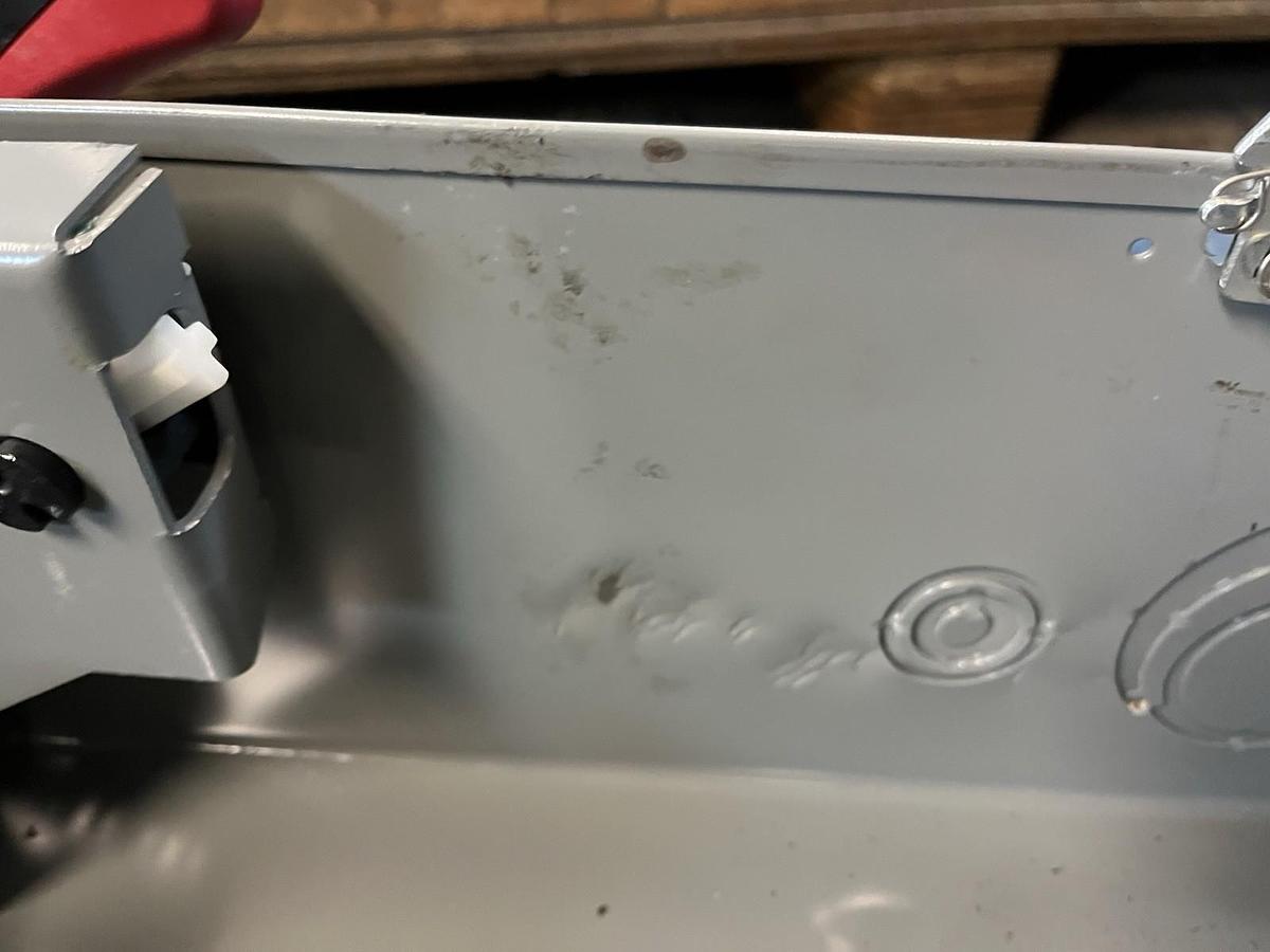 SQUARE D,HU364,NON FUSIBLE DISCONNECT SWITCH 200A 600V 3PH SLIGHT DAMAGE