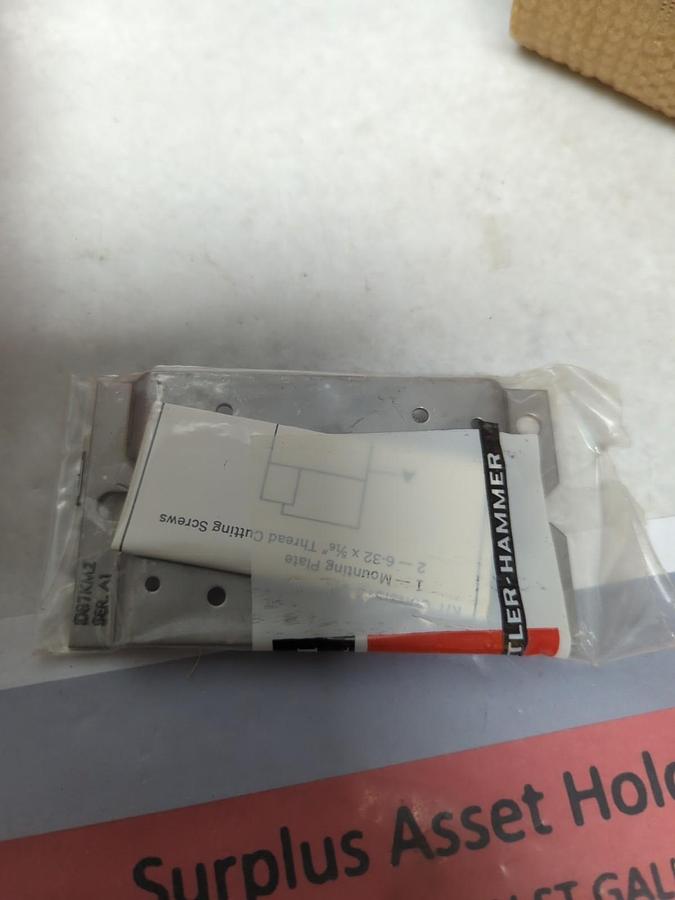 CUTLER-HAMMER,D87KM2,MOUNTING PLATE FOR PANEL OR CHANNEL MTG D8 TIMER NOS