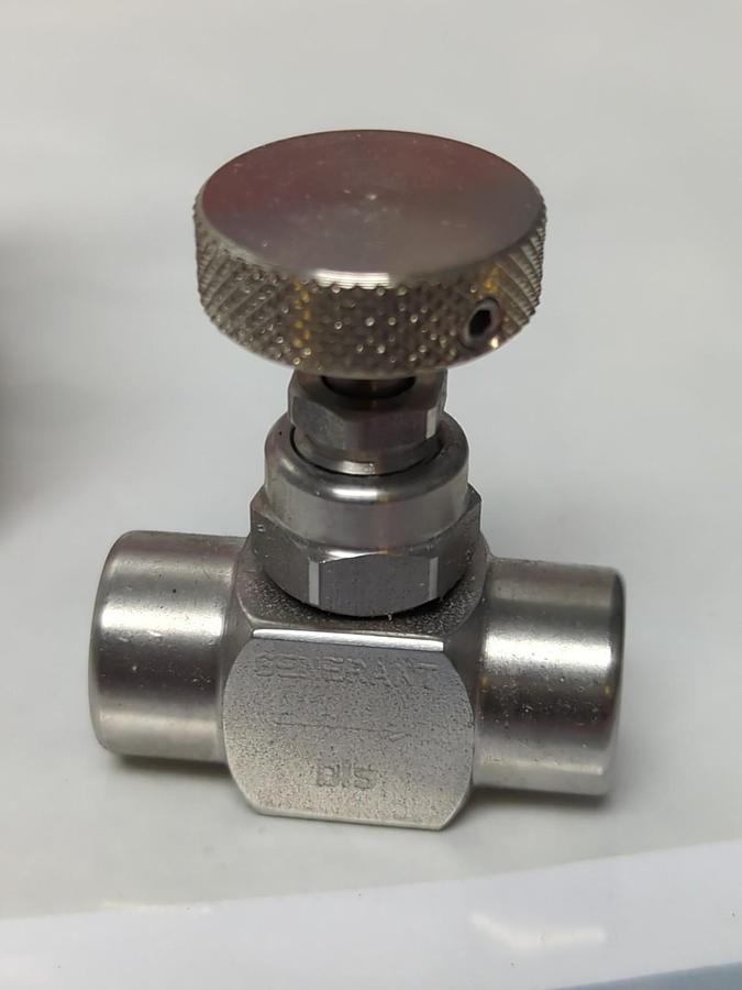 GENERANT,3000-4SS,STAINLESS SCREWEDBONNET NEEDLE VALVE 1/2 IN FEMALE NOS