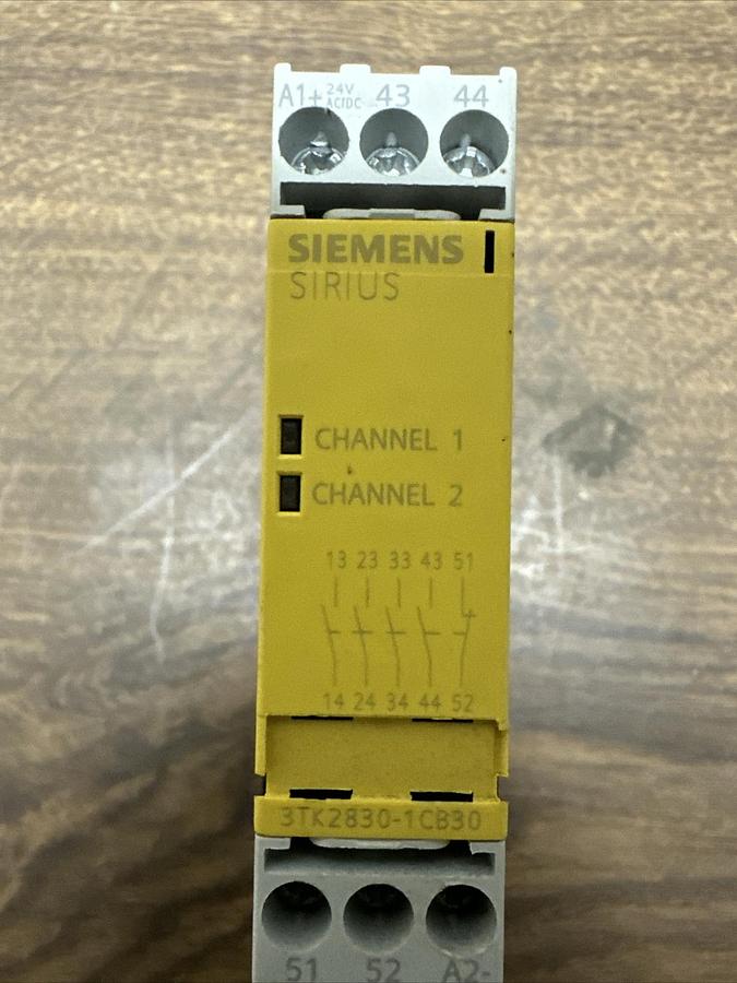 Used Siemens,IEC-60947-5-1,Sirius Auxilliary Contact