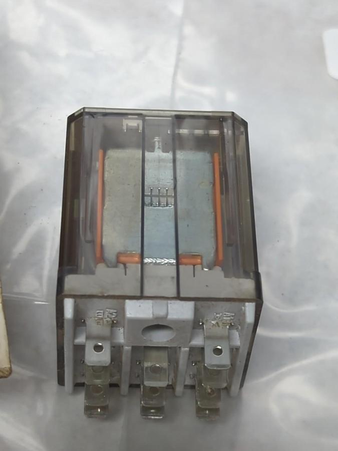 ALLEN BRADLEY,700-HB33A1,RELAY SERIES E 120VAC 50/60HZ LOT OF 2 NOS