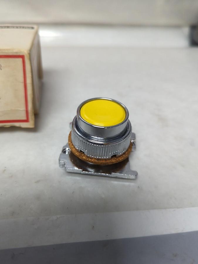 CUTLER-HAMMER,10250T104,STD. BUTTON YELLOW NOS
