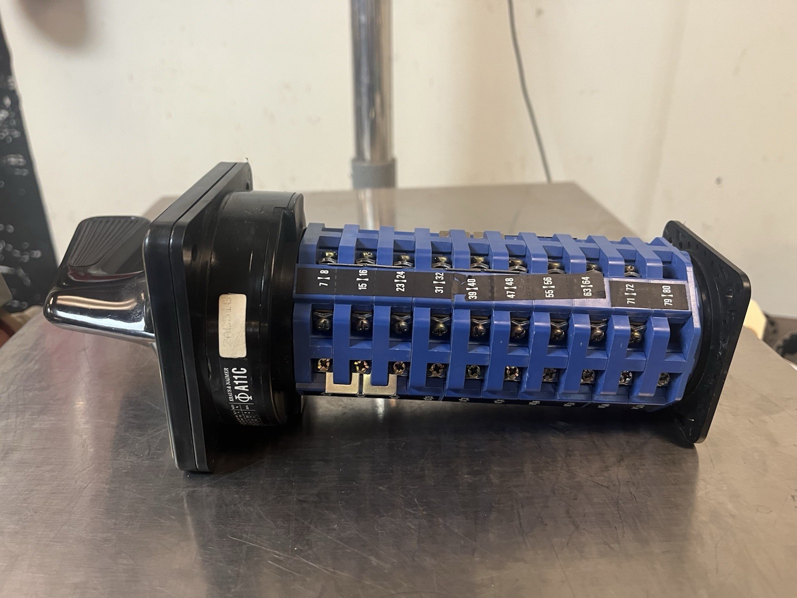 KRAUS NAIMER,A11C,COMPACT CAM-OPERATED ROTARY CONTROL SWITCH