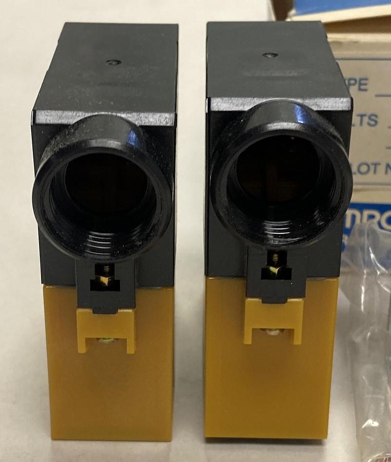 Used OMRON,E3A2-10M4,PHOTOELECTRIC SENSOR NEW