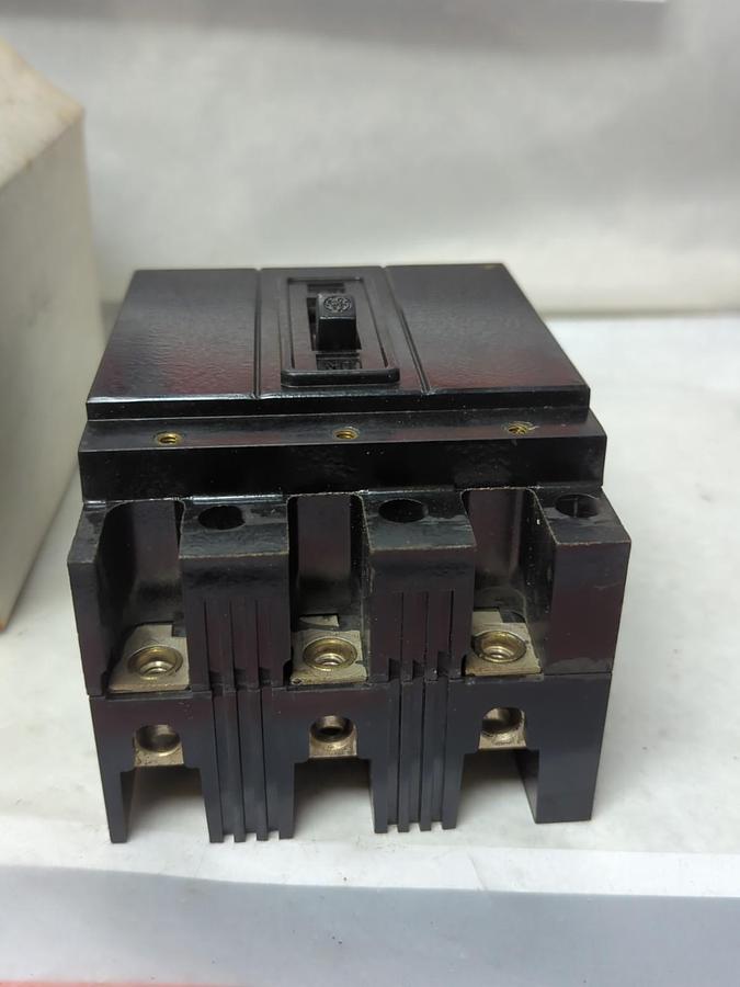Used GENERAL ELECTRIC,TE32070,CIRCUIT BREAKER 3-POLE 70 AMP PRE-OWNED