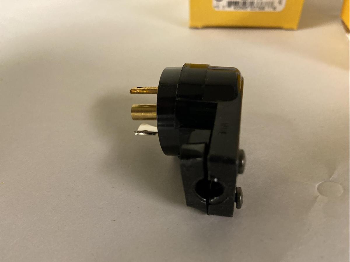 Used HUBBELL,HBL7570,MIDGET TWIST LOCK 2 Pole 3 Wire 15A 125V