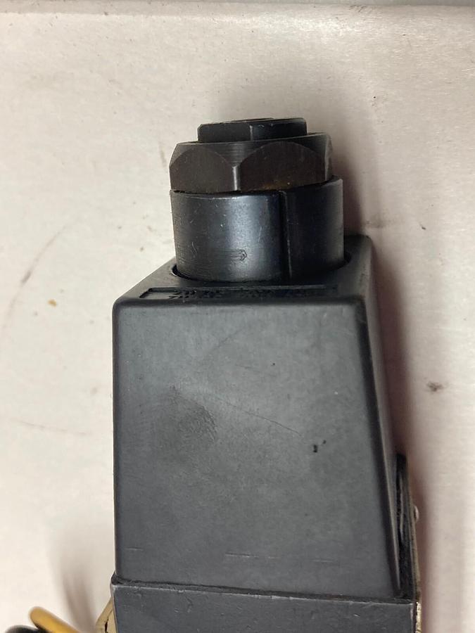 Used Parker,DIBW2C-Y21-JL,Directional Control Valve 28-35A