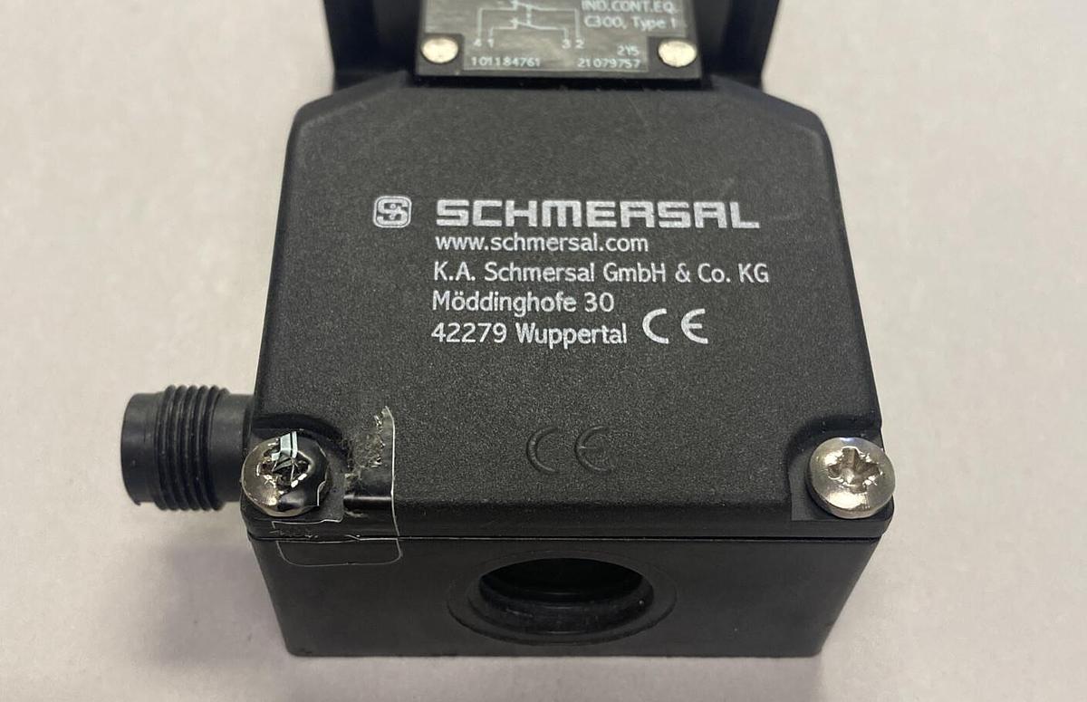 Used SCHMERSAL,AZ16-02ZVRK-STL-1762,SAFETY SWITCH