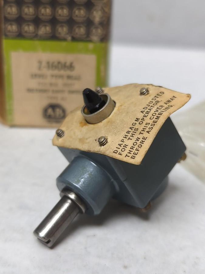 ALLEN-BRADLEY,Z-16066,OPERATING HEAD FOR OILTIGHT LIMIT SWITCH BUL 802T NOS