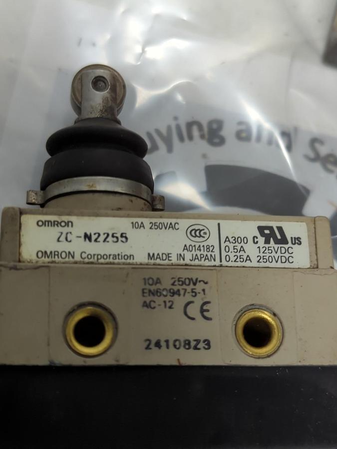 Used OMRON,ZC-N2255,ROLLER LIMIT SWITCH 250VAC 10AMP LOT OF 17 PRE-OWNED