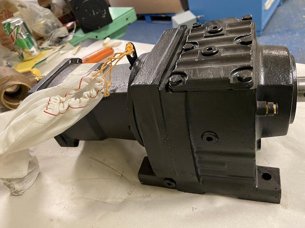 SEW Eurodrive,R37-AQH100/3 4500/475RPM,Gear Reducer Ratio 9.47