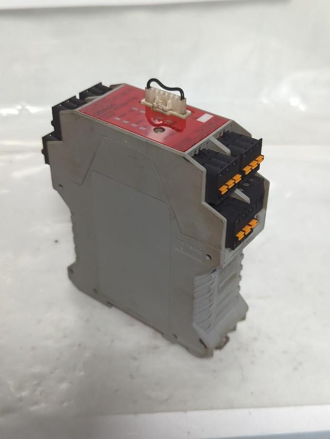 Used OMRON,G9SX-AD322-T15-RT,FLEXIBLE SAFETY UNIT 24VDC 4W PRE-OWNED