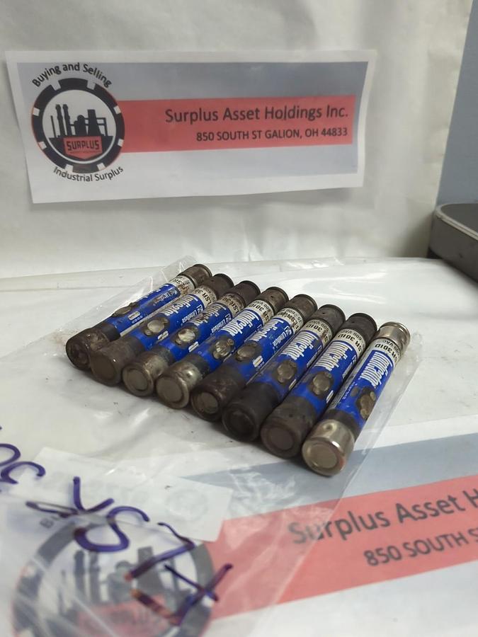 Used LITTELFUSE,FLSR30ID,INDICATOR 30 AMP FUSE LOT OF 8 PRE-OWNED