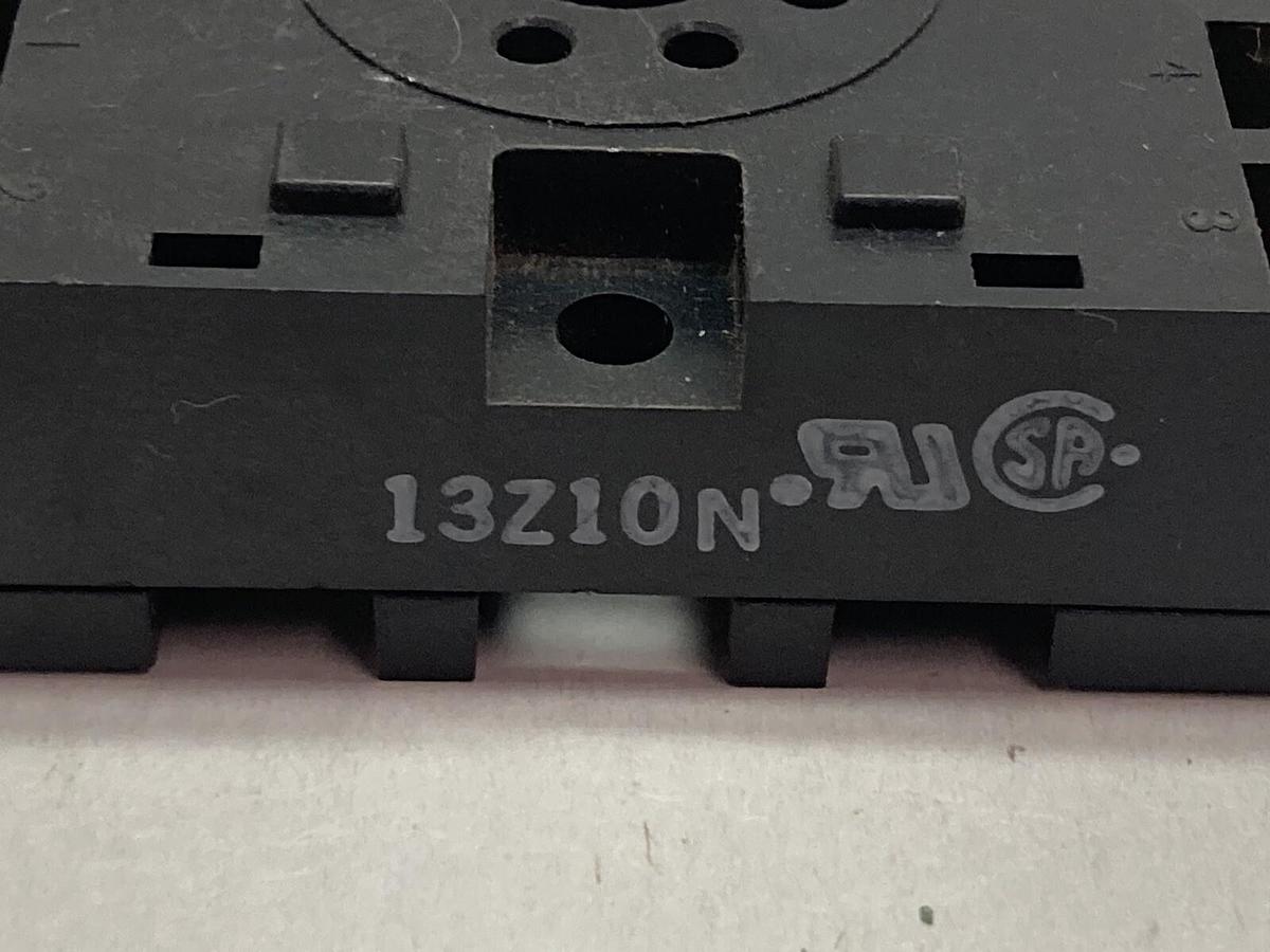 Used Omron,P2CF-08,Time Relay Base 10A 250Vac
