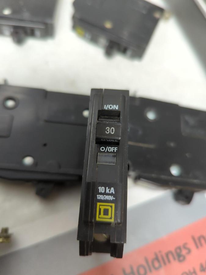 Used SQUARE D,Q0B130,CIRCUIT BREAKER 30 AMP 1-POLE LOT OF 8 PRE-OWNED