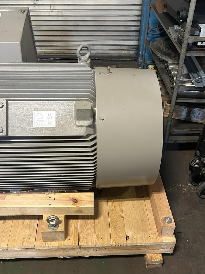SIEMENS,1LA8317-2AC91-Z,MOTOR 315KW 400V 2979RPM 3PH NOS