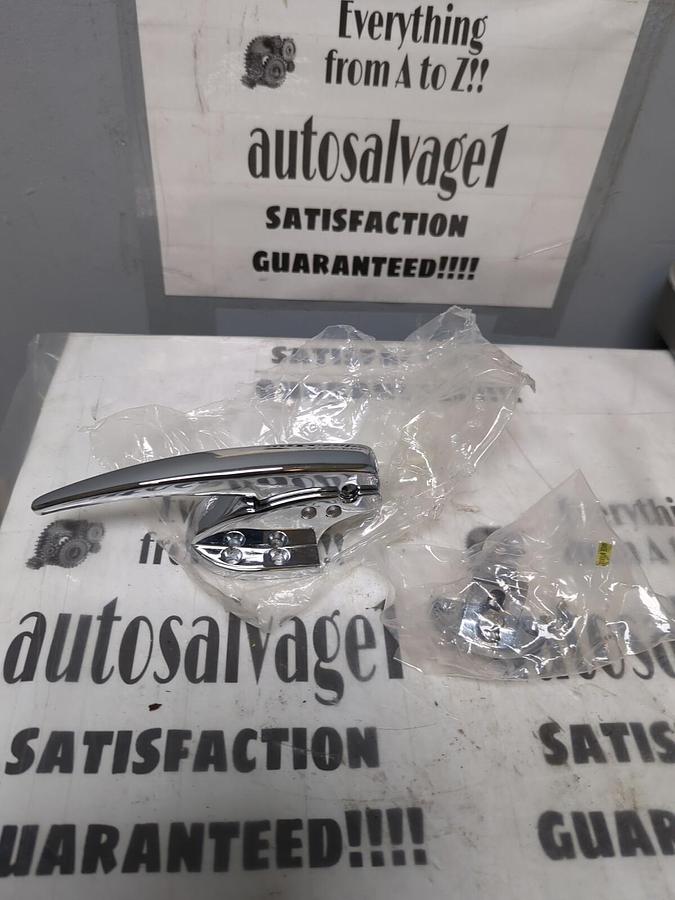 Used CHG,R30-9140-FL,SPRING LATCH HANDLE WITH STRIKER NEW