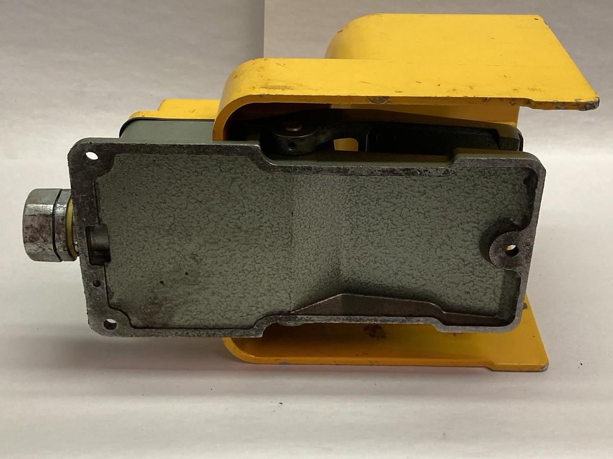 Used Mazak Ojiden,OFL-TV-SM2K,Foot Switch Pedal 0.1A 30VDC