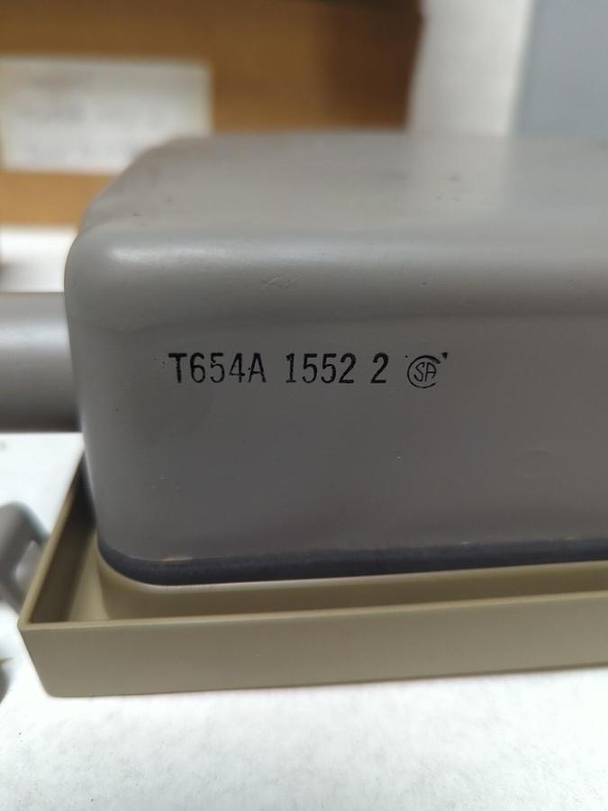 Used HONEYWELL,T654A 1552 2,TEMPERATURE CONTROLLER WITH HARDWARE