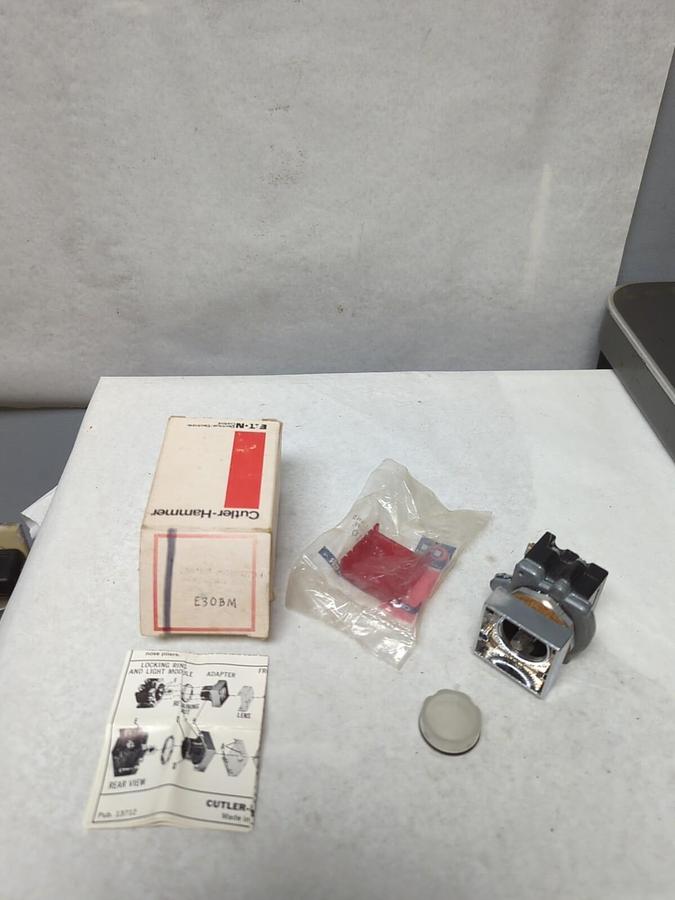 EATON CUTLER-HAMMER,E30BM,COMPACT PUSHBUTTON WITH INDICATOR LIGHT 12V NOS
