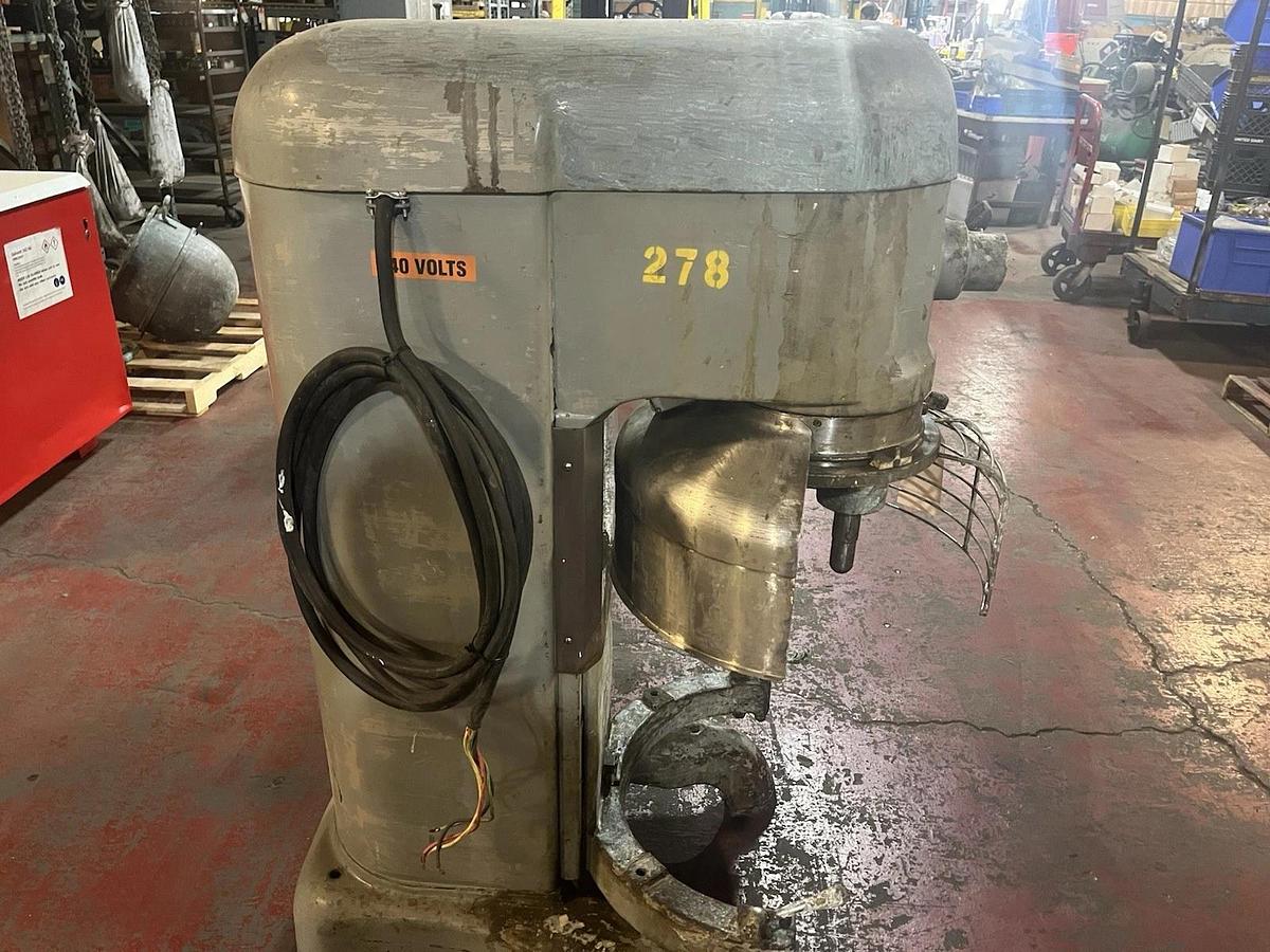 Used HOBART,H-600,INDUSTRIAL MIXER 3PH 1HP NEEDS REBUILT