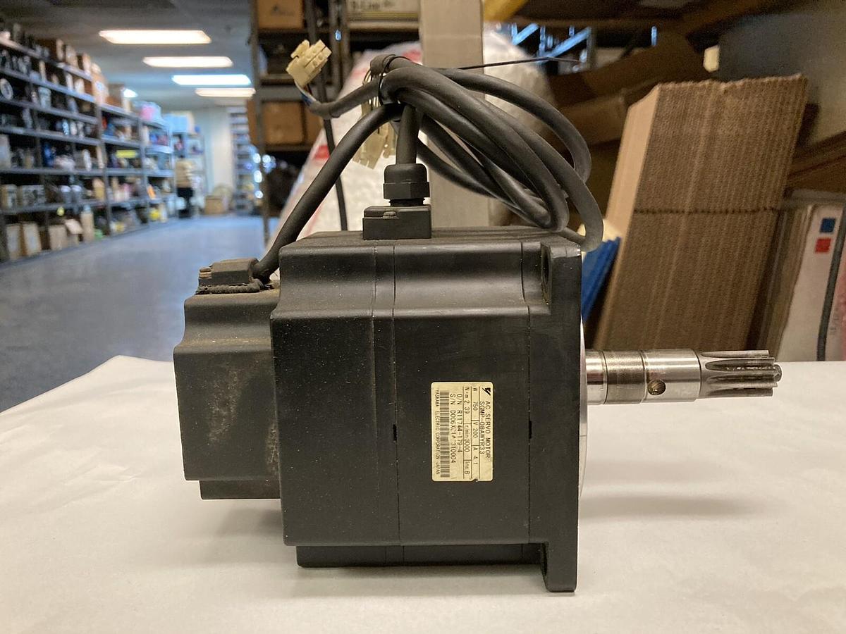 Used Yaskawa,SGMP-08AWYR33,Servo Motor 3000 r/min