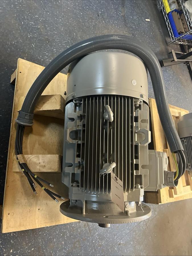 SIEMENS,1LA92072XA91-ZT00,MOTOR 37kW 440/480V 3PH 3560RPM 200L
