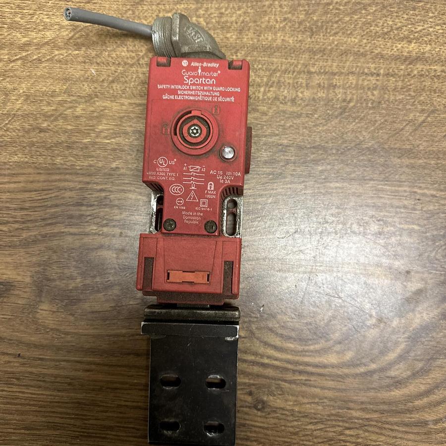 Used Allen-Bradley,IEC 947-5-1,Guard Master Safety Interlock Switch