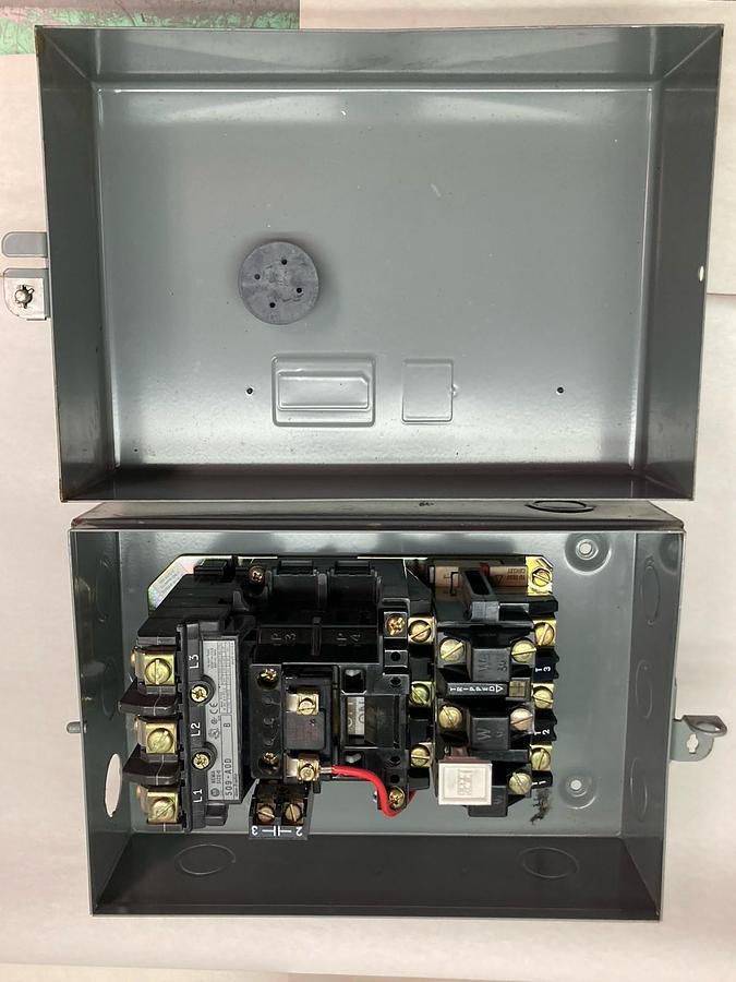 Used Allen-Bradley,509-A0D,3-Phase Starter Enclosure w/ Contactor Ser B NEMA Size 0