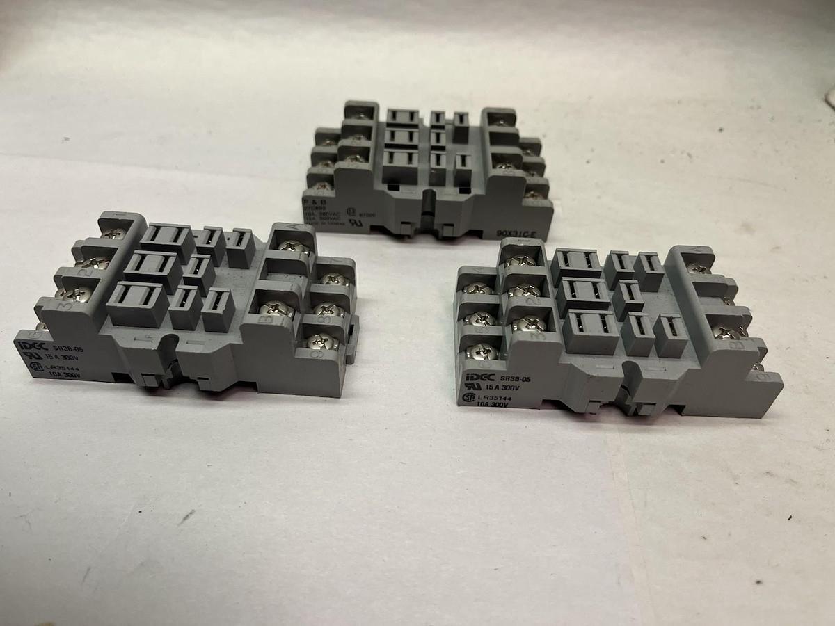 iDEC,SR38-05,RELAY SOCKET 15A 300V QTY 2 & ONE P&B 27E893 15A RELAY SOCKET