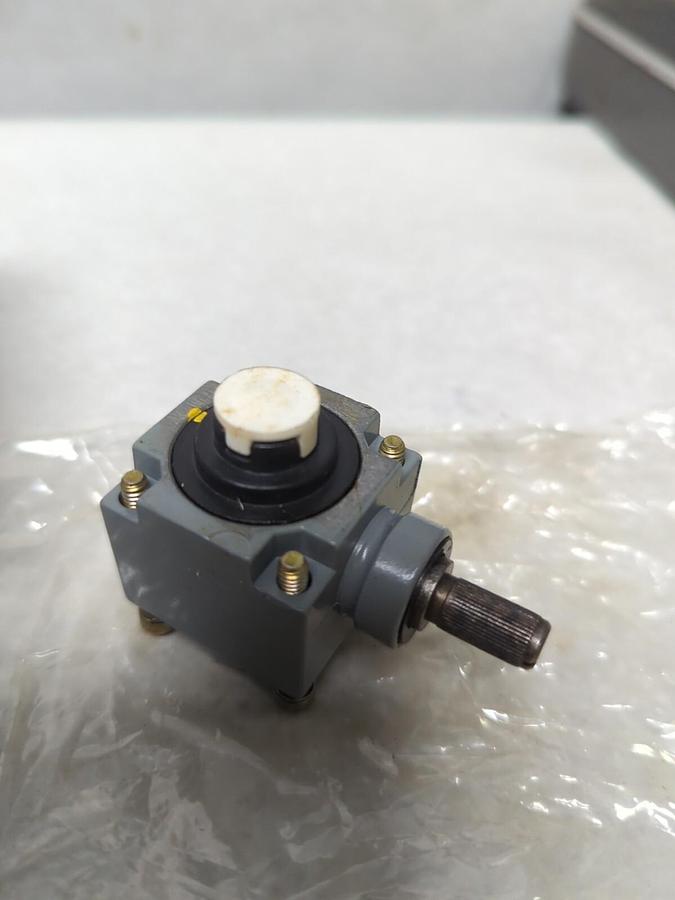 Used ALLEN-BRADLEY,40146-083-63,OPERATING HEAD SIDE ROTARY ACUATOR NOS