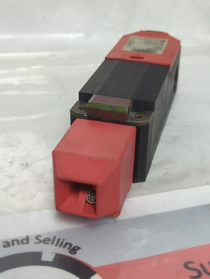 Used BANNER,SI-LS42UMH,SAFETY INTERLOCK SWITCH 24-230V MC PRE-OWNED