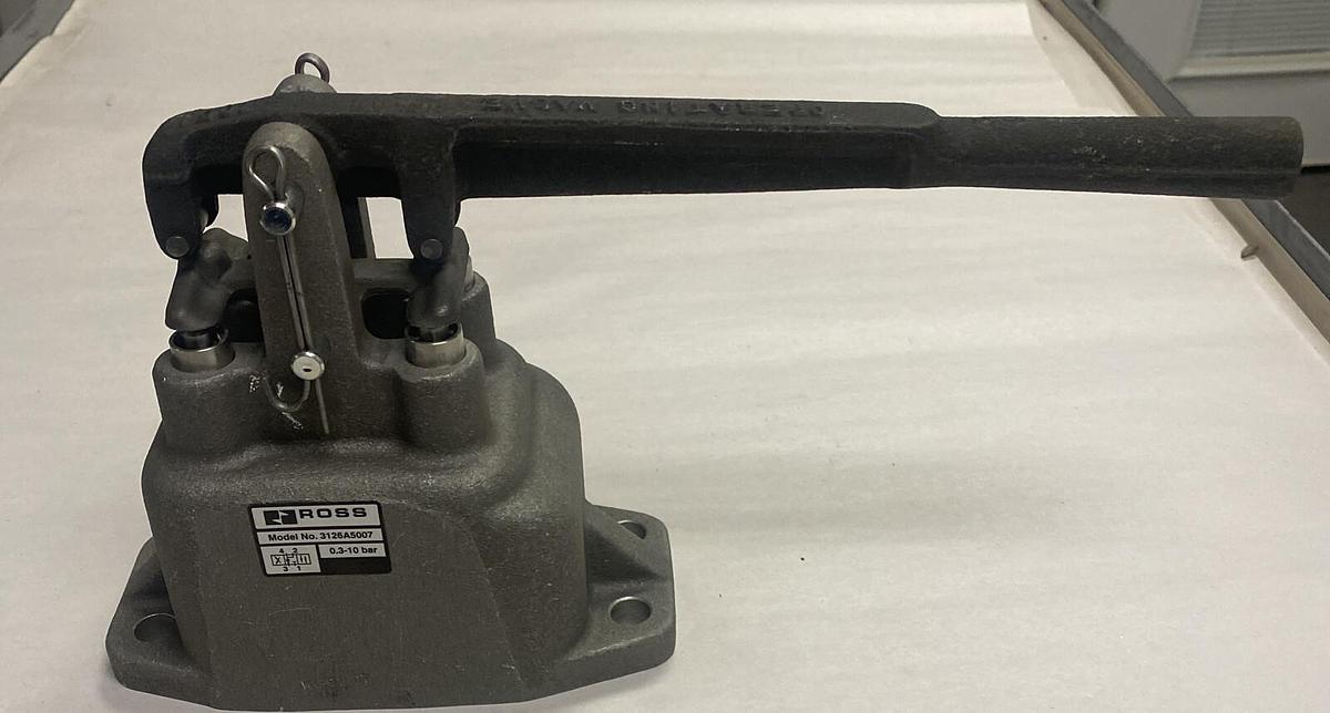 ROSS,3126A5007,HEAVY-DUTY HORIZONTAL HAND LEVER 4-WAY 3-POSITION NOS